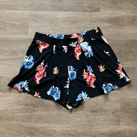 Express Floral Stretch Shorts with Pockets - Picture 2 of 5
